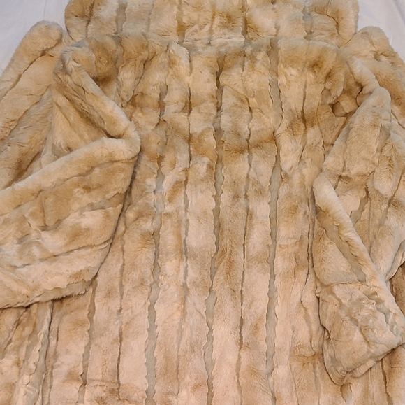 Fulllength Faux Fur - Picture 2 of 4